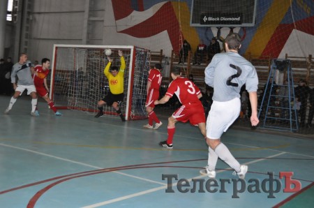 ФУТЗАЛ. Чемпионат Кременчуга. Первая победа «Нефтяника» и крах «Лукаса».