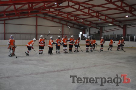ХОККЕЙ. Кременчугские команды уверенно стартовали в чемпионате области.