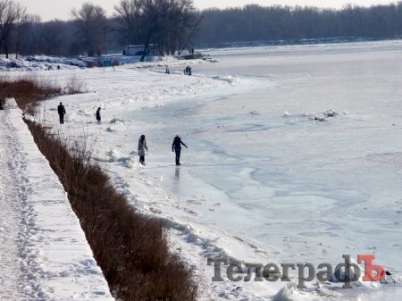 В Кременчуге по замерзшему Днепру на велосипедах катаются экстремалы