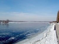В Кременчуге по замерзшему Днепру на велосипедах катаются экстремалы
