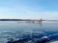 В Кременчуге по замерзшему Днепру на велосипедах катаются экстремалы