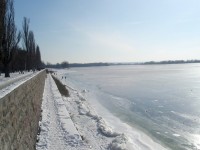 В Кременчуге по замерзшему Днепру на велосипедах катаются экстремалы