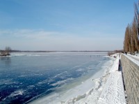 В Кременчуге по замерзшему Днепру на велосипедах катаются экстремалы