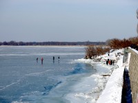 В Кременчуге по замерзшему Днепру на велосипедах катаются экстремалы