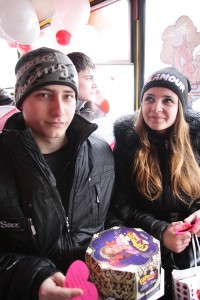 "Маршрутка любви" возила кременчужан за поцелуй (ФОТО, ВИДЕО)