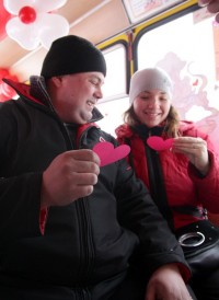 "Маршрутка любви" возила кременчужан за поцелуй (ФОТО, ВИДЕО)