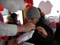 "Маршрутка любви" возила кременчужан за поцелуй (ФОТО, ВИДЕО)