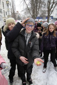 Кременчугские школьники вышли на улицы, чтобы проявить доброту (ФОТО)