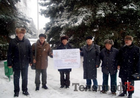 Мэрию Кременчуга пикетировали сторонники украинского языка (ФОТО)