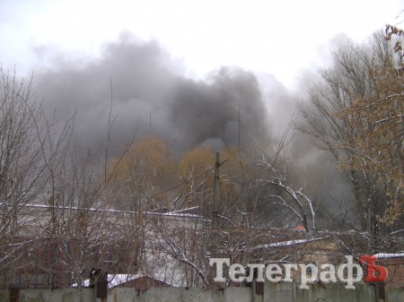 На Крюковском вагоностроительном заводе горит малярный цех (ФОТО, ВИДЕО)