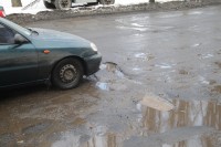 На Молодежном по дороге в районе остановки «Улица Керченская» можно проехать "только на танке"