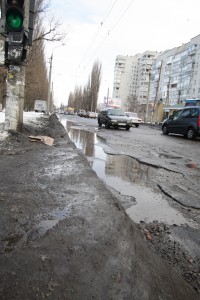 На Молодежном по дороге в районе остановки «Улица Керченская» можно проехать "только на танке"