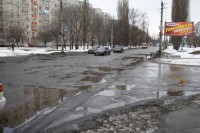 На Молодежном по дороге в районе остановки «Улица Керченская» можно проехать "только на танке"