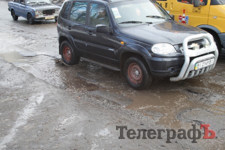 На Молодежном по дороге в районе остановки «Улица Керченская» можно проехать "только на танке"