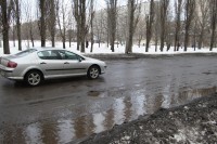 На Молодежном по дороге в районе остановки «Улица Керченская» можно проехать "только на танке"