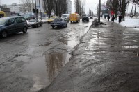 На Молодежном по дороге в районе остановки «Улица Керченская» можно проехать "только на танке"