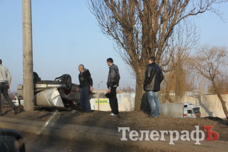 На путепроводе в районе Пивзавода перевернулась машина (Фото)