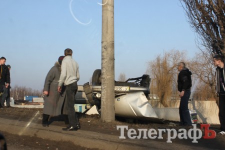 На путепроводе в районе Пивзавода перевернулась машина (Фото)