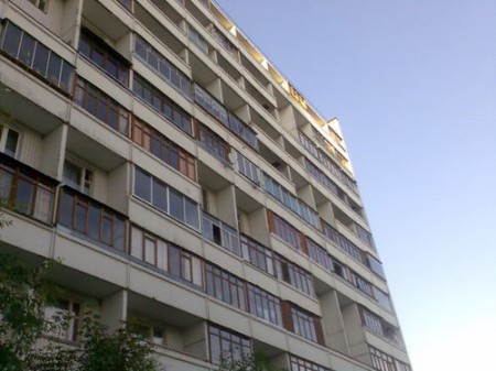 В Кременчуге парня выбросили из окна многоэтажки В Кременчуге парня выбросили из окна многоэтажки