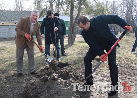 Кременчугские чиновники сменили ручки и компьютеры на грабли и лопаты (ФОТО, ВИДЕО)