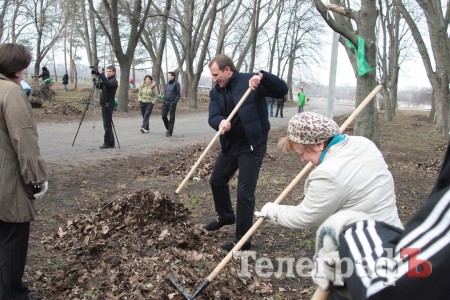 Кременчугские чиновники сменили ручки и компьютеры на грабли и лопаты (ФОТО, ВИДЕО)