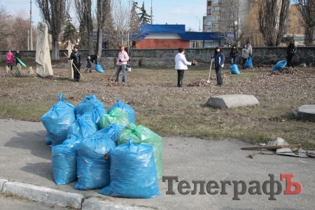 Кременчугские чиновники сменили ручки и компьютеры на грабли и лопаты (ФОТО, ВИДЕО)