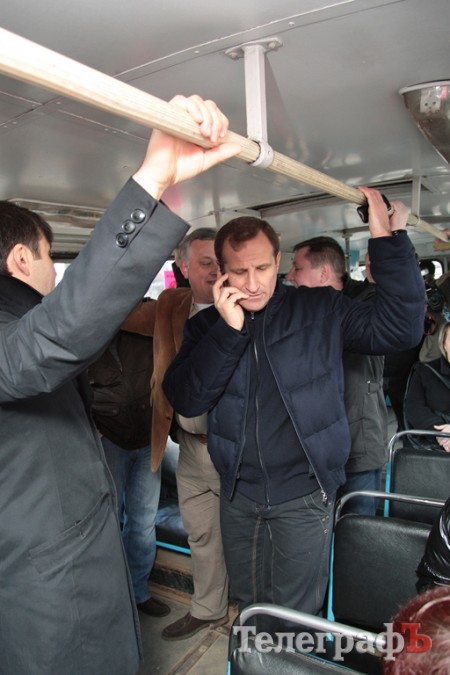 Мэр Бабаев с заместителями покатались на троллейбусе (ФОТО, ВИДЕО)
