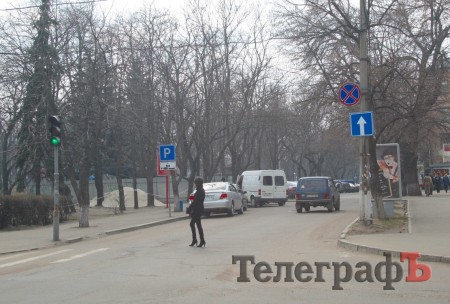В центре Кременчуга убрали часть знаков «остановка запрещена» (ФОТО)