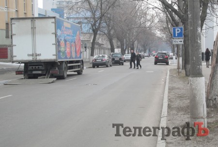В центре Кременчуга убрали часть знаков «остановка запрещена» (ФОТО)