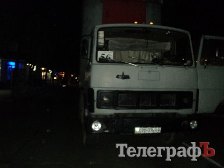 В центре Кременчуга грузовик "свалил" две электроопоры (ФОТО, дополнено)