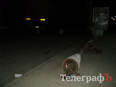 В центре Кременчуга грузовик "свалил" две электроопоры (ФОТО, дополнено)