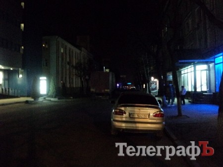 В центре Кременчуга грузовик "свалил" две электроопоры (ФОТО, дополнено)