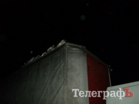 В центре Кременчуга грузовик "свалил" две электроопоры (ФОТО, дополнено)