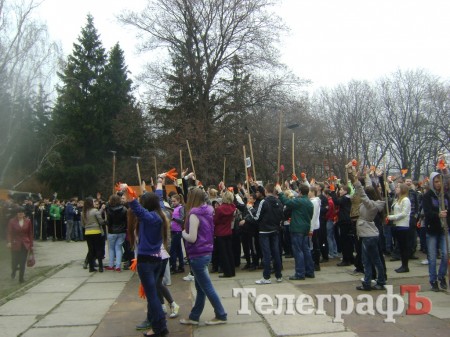 В Кременчуге школьники убирали парк «Приднепровский» (ФОТО)