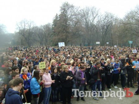 В Кременчуге школьники убирали парк «Приднепровский» (ФОТО)