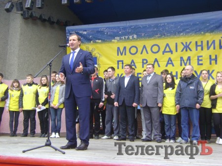 В Кременчуге школьники убирали парк «Приднепровский» (ФОТО)