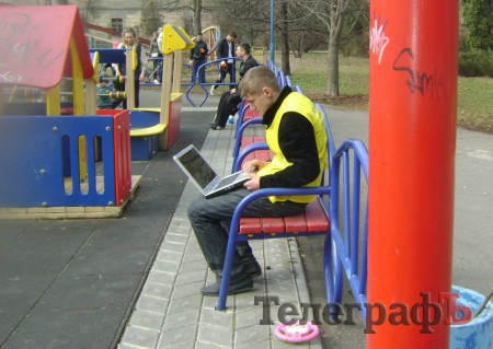 В Кременчуге школьники убирали парк «Приднепровский» (ФОТО)