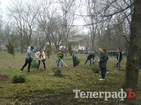 В Кременчуге школьники убирали парк «Приднепровский» (ФОТО)