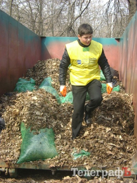 В Кременчуге школьники убирали парк «Приднепровский» (ФОТО)