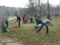 В Кременчуге школьники убирали парк «Приднепровский» (ФОТО)