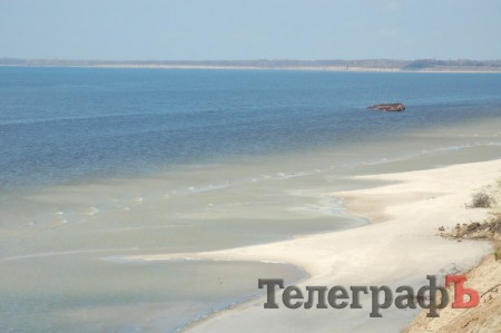 Баржа, которая билась о дамбу Кременчугского водохранилища теперь сидит на мели у горы Пивихи (ФОТО)