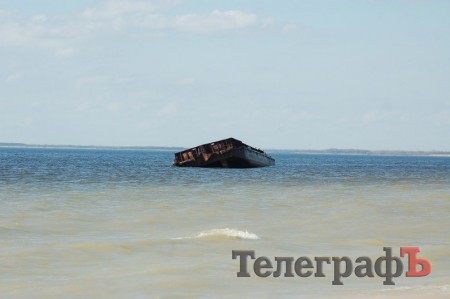 Баржа, которая билась о дамбу Кременчугского водохранилища теперь сидит на мели у горы Пивихи (ФОТО)