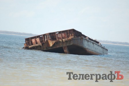 Баржа, которая билась о дамбу Кременчугского водохранилища теперь сидит на мели у горы Пивихи (ФОТО)