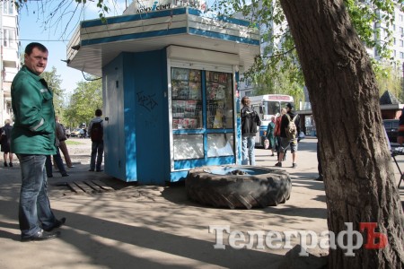 В Кременчуге у трактора отвалилось колесо и скатилось на остановку (ФОТО)