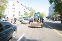 В Кременчуге у трактора отвалилось колесо и скатилось на остановку (ФОТО)