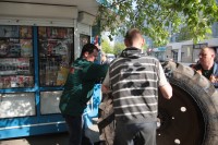 В Кременчуге у трактора отвалилось колесо и скатилось на остановку (ФОТО)