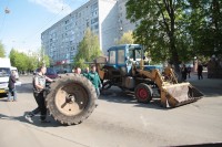В Кременчуге у трактора отвалилось колесо и скатилось на остановку (ФОТО)