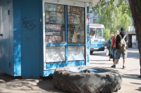 В Кременчуге у трактора отвалилось колесо и скатилось на остановку (ФОТО)