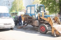 В Кременчуге у трактора отвалилось колесо и скатилось на остановку (ФОТО)