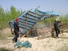 На острове Зелёный сносят последние постройки для отдыха (ФОТО)